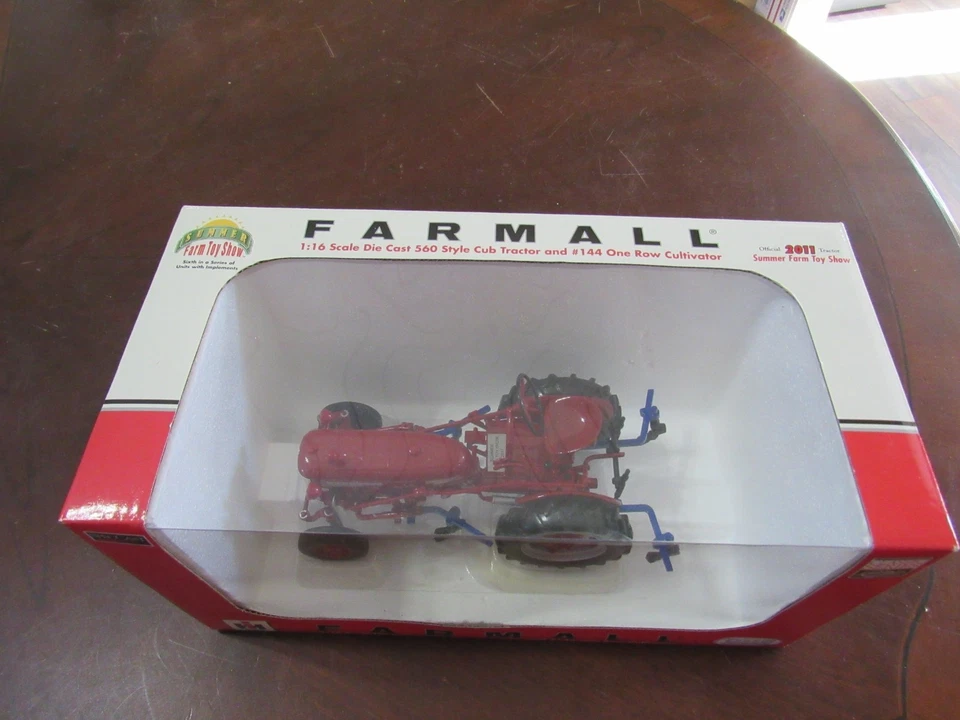 SPECCAST 1/16 #ZJD 1675 FARMALL CUB 560 TRACTOR & #144 ONE ROW CULTIVATOR - NIB - Image 3 of 4
