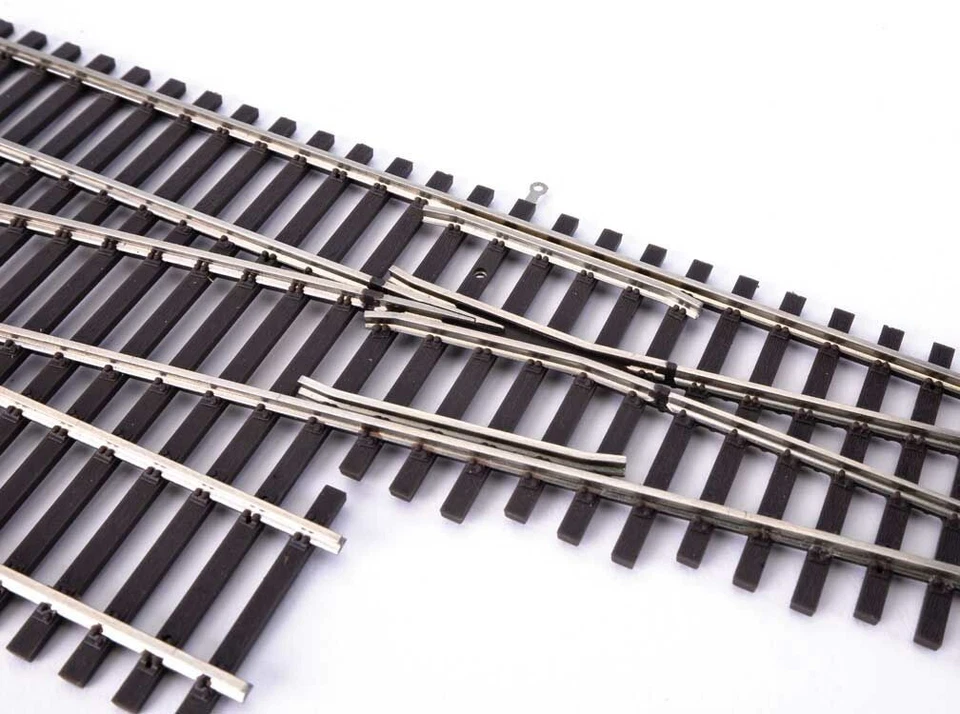 Walthers 948-83075 HO Code 83 Left Hand Nickel Silver No. 6 Crossover Turnout - Image 2 of 3