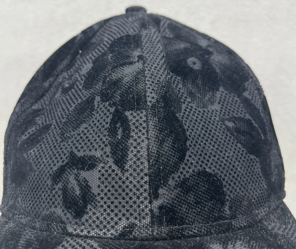 Gorra bailarina floral flocada terciopelo reflectante negra plateada Lululemon OSFM Foto 3 de 4