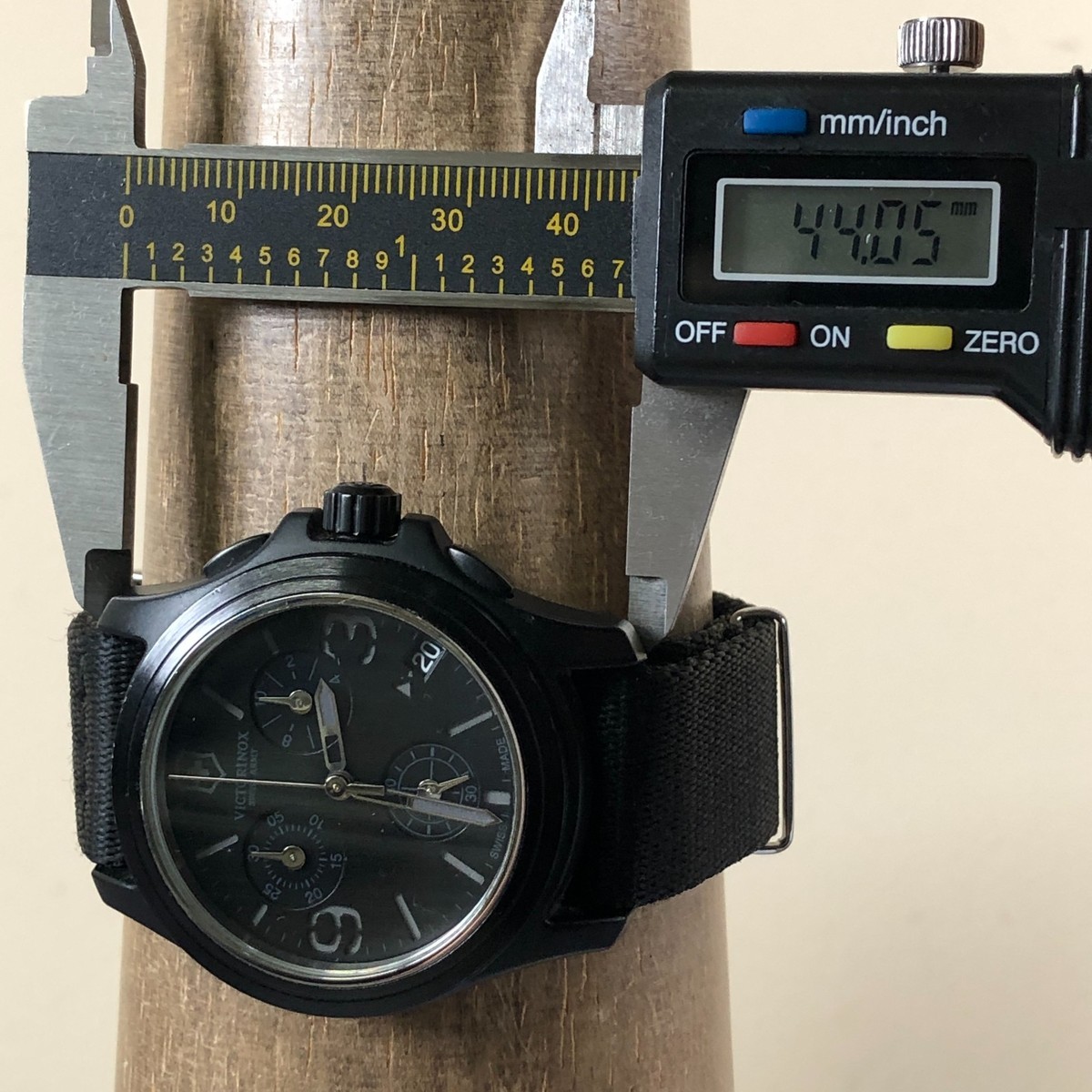 Victorinox Swiss Army Men 241534 Chronograph 40mm Watch 7 3/4