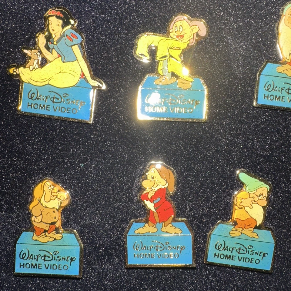 JUEGO DE 9 PRENDEDORES ENANOS WALT DISNEY VIDEO CASERO BLANCO NIEVE Y LOS SIETE ENANITOS Foto 3 de 4