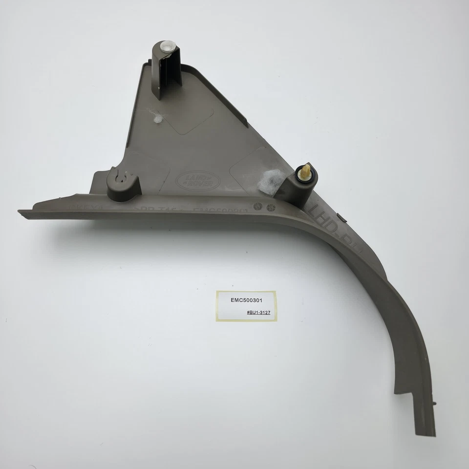 2005 Land Rover LR3 Front Right Side Lower Kick Panel EMC500301 - Imagem 2 de 4