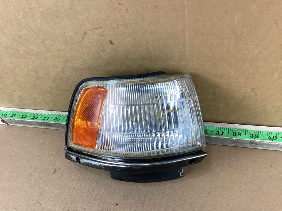 Luz intermitente esquina lado pasajero delantero derecho Toyota Camry 1987-1991 OEM Foto 2 de 4