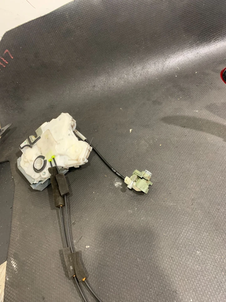 2004 HONDA CIVIC DRIVER SIDE FRONT DOOR LOCK CATCH #2 - Image 4 of 4