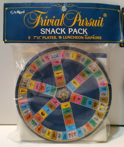 2 NEW Vintage 80-84 Trivial Pursuit Snack Party Pack 8 Plates 16 Napkins Sealed - Imagen 2 de 3