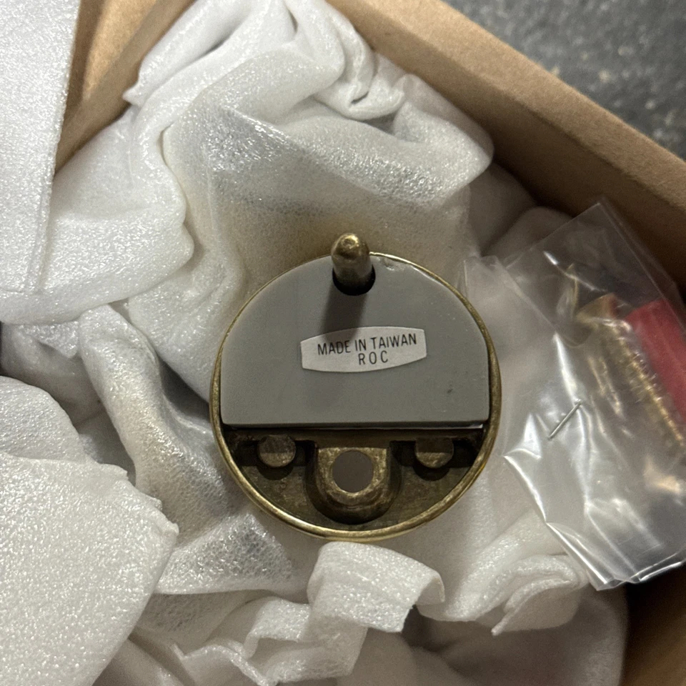 Tope de puerta de cúpula baja Rockwood 440 13 piezas latón brillante 1-1/8" altura con herrajes Foto 3 de 4