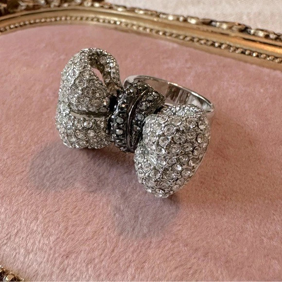 Anillo llamativo de cristal con lazo blanco y negro talla 7 Park Lane joyería cintas de diamantes Foto 3 de 4