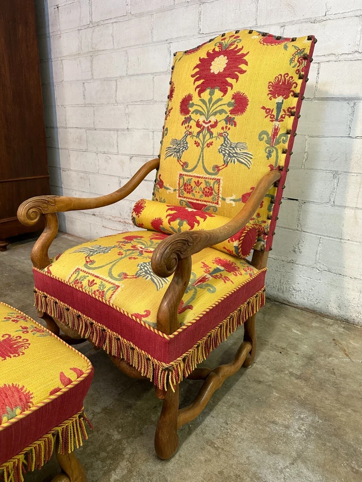 Sillón y otomano Luis XIII francés del siglo XIX exquisitamente detallado Foto 2 de 4