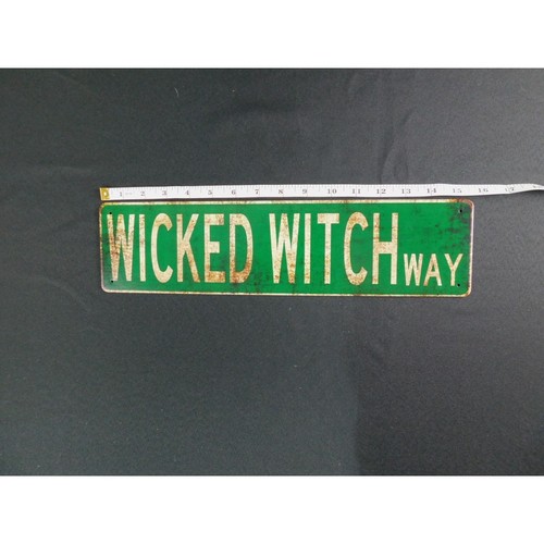 Wicked Witch Way Distressed Tin Metal Street Sign Witchy Wall Decor 4" x 16" - 第 7/8 張圖片