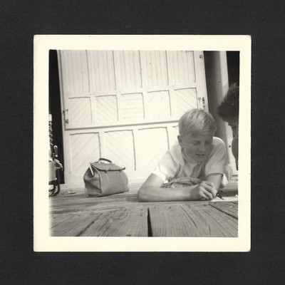 Jungen liegend Boden schreiben Zeichnung Parkett blond - Vintage Foto Snapshot 1962