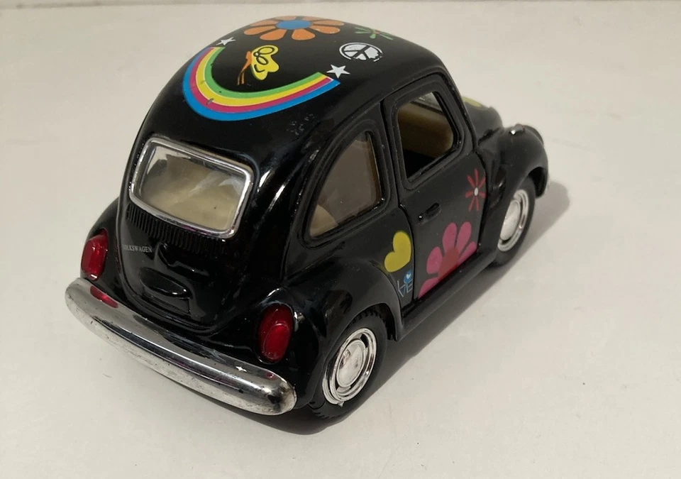 "Volkswagen Beetle clásico 1967 Kinsfun 4"" negro con flores y corazones" Foto 3 de 4