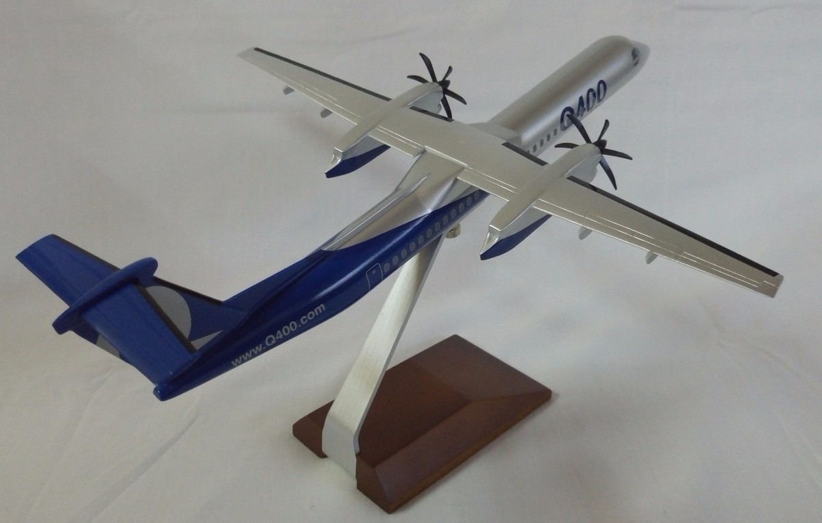 Skymarks Bombardier Q400 NextGen Scale 1:100 Aircraft Desk