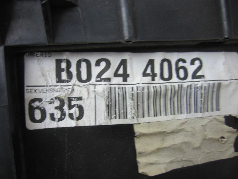 94 95 96 98 1997 97 SAAB 900 CAJA DE FUSIBLES RELÉ INTERRUPTOR PANEL CUBIERTA MOTOR 2.3L Foto 4 de 4