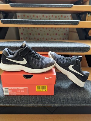 NIKE Revolution 4/ Schwarz/ Größe EUR 35