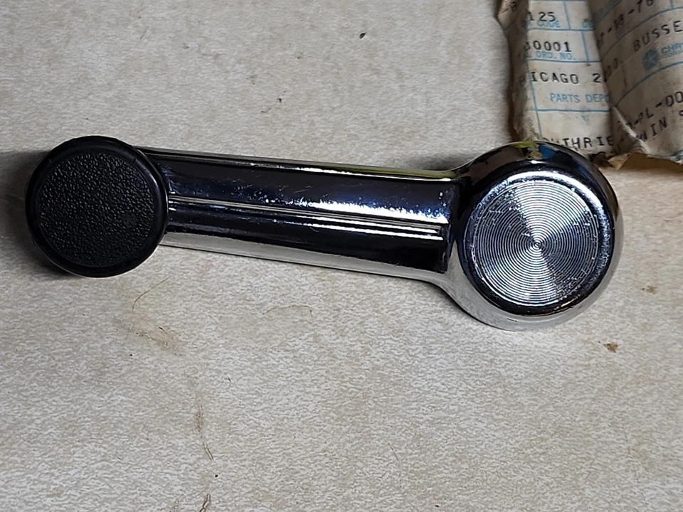 Nuevo de Lote Antiguo 1971-1981 Colt Arrow Sapporo Challenger Mitsubishi PUERTA CUARTO VENTANA MANIVELA Foto 2 de 4