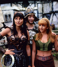 BEAUTIFUL XENA WARRIOR PRINCESS LUCY LAWLESS & RENEE O'CONNOR  8X10 Glossy Photo