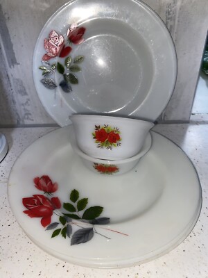 Vintage, Phoenix Pyrex Opalware Teller x 4 Schüsseln x 2 mit roten Rosen