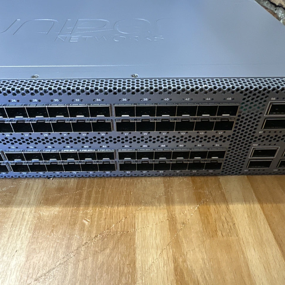Conmutador Juniper QFX5100-96S-AFI 2RU 96 puertos SFP 10G 8 QSFP 40G red AFI Foto 4 de 4