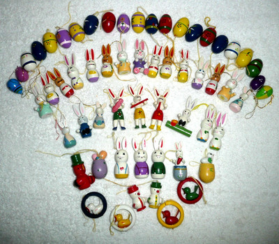 LOT 58 PAINTED WOODEN EASTER TREE ORNAMENTS BUNNIE CHICKS EGGS PRIMARY COLORS