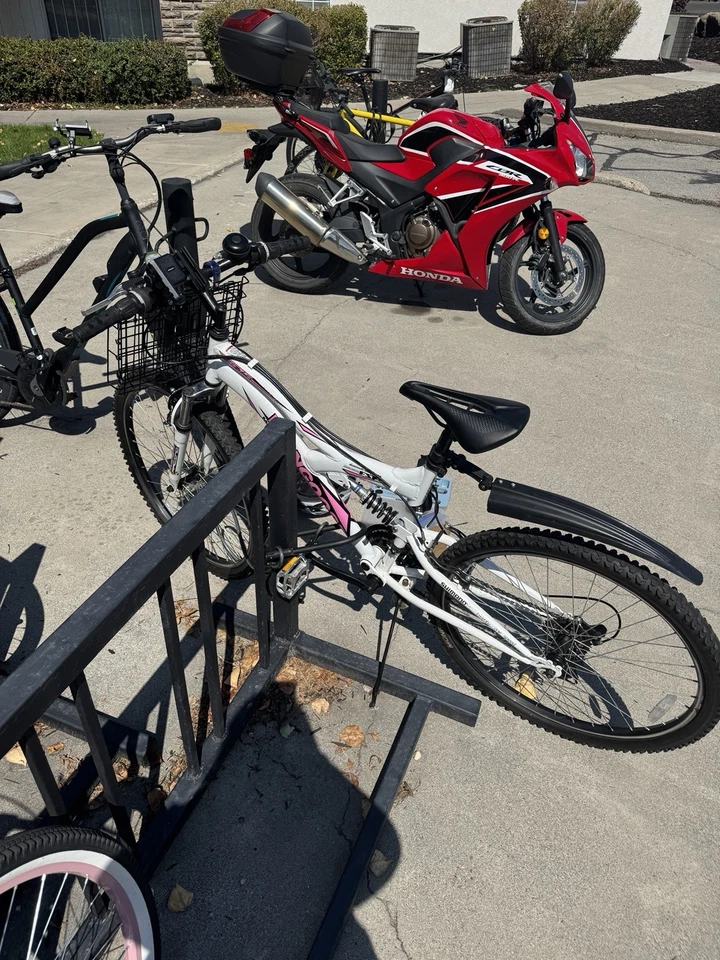 College Bicycle - Great Condition - Image 2 of 2