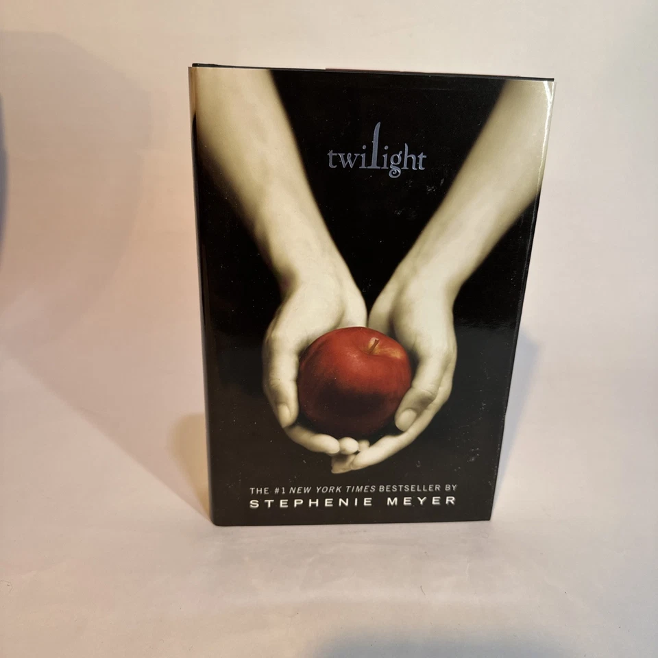 TWILIGHT SAGA COLLECTION FIRST EDITION HARDCOVER BOOK BOX SET BY STEPHENIE MEYER - Image 3 of 4