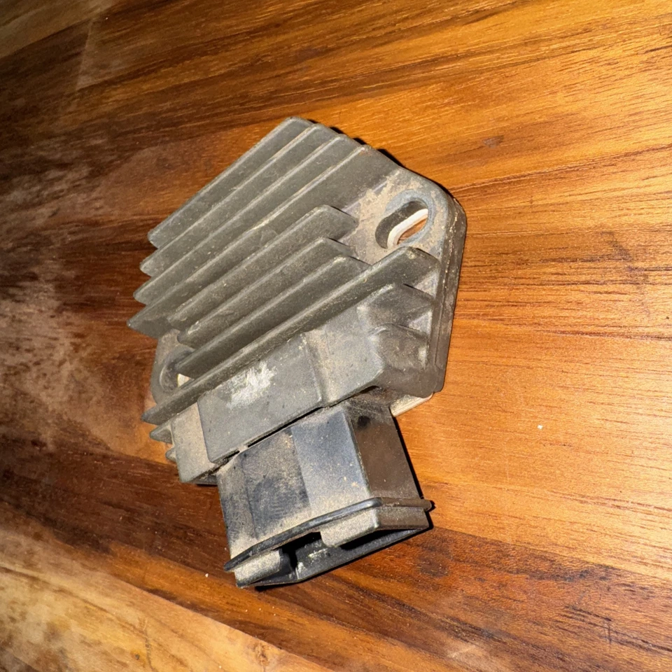 Regulador de tensión APRILIA SXV 550 2008 Foto 3 de 4