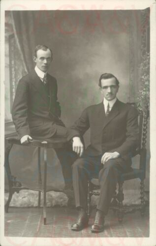 1900s Two men Suited W Williams Studio photo Carnarvon 5.5x3.5" Orig - Foto 1 di 6