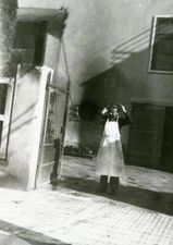 B851 Vtg Photo APRON WORKER, MAN COMBING HIS HAIR ON BREAK c 1930's 40's