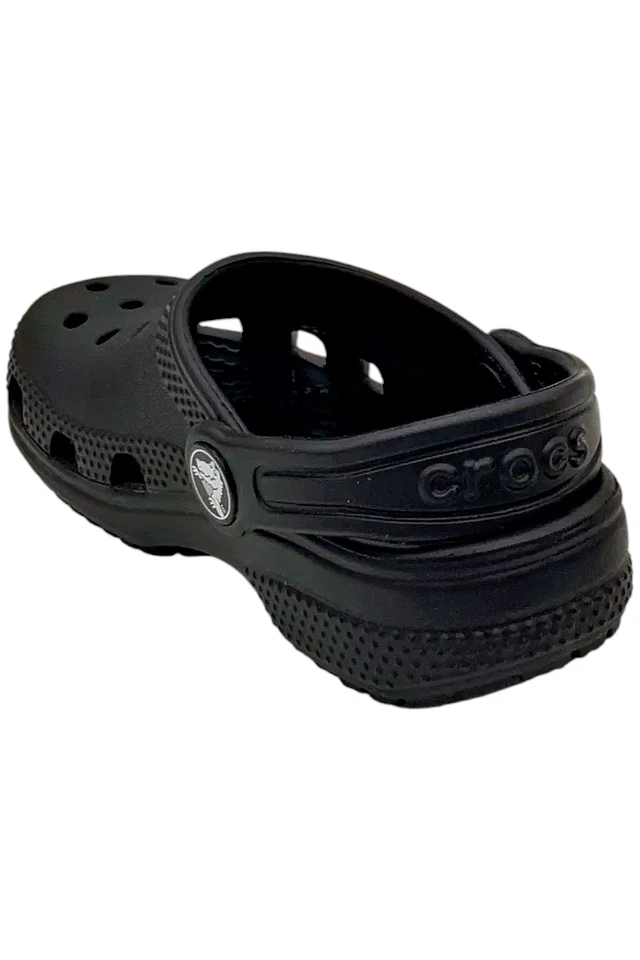 Zuecos clásicos Crocs unisex negros para niños pequeños Foto 3 de 3