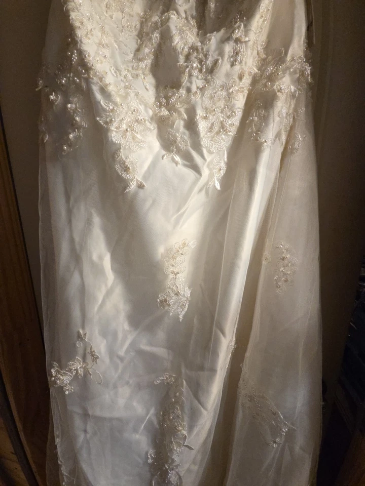 Dineh's Collection Wedding Dress, Ivory Straples Embroidered With Shawl Size 16 - Image 4 of 4