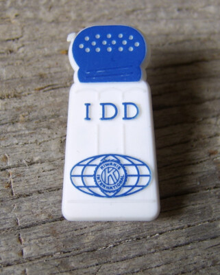 KIWANIS INTERNATIONAL Plastic Salt Shaker Lapel Pin IDD Iodine Deficiency