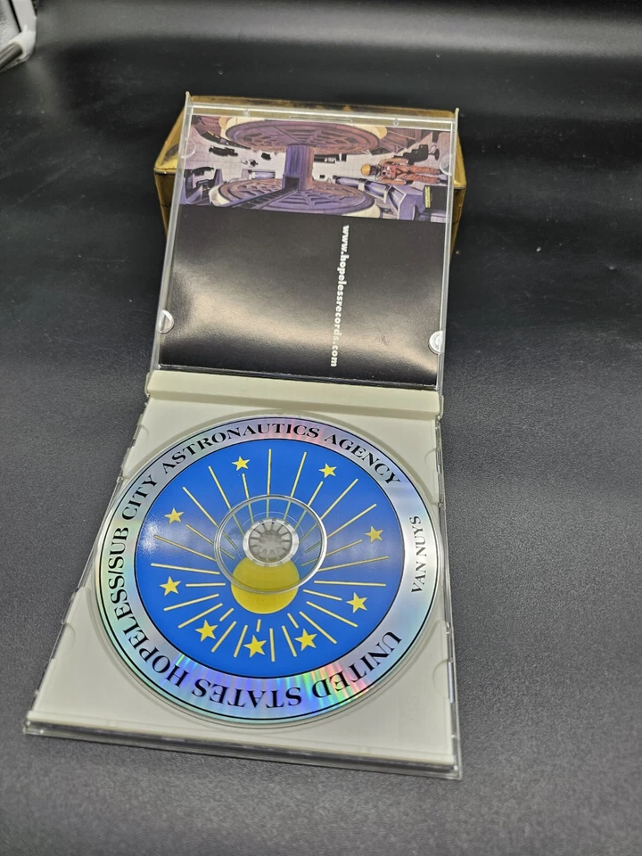 2001: A Punk Oddity Hopeless Sub City Sampler (CD 2001) Foto 3 de 3