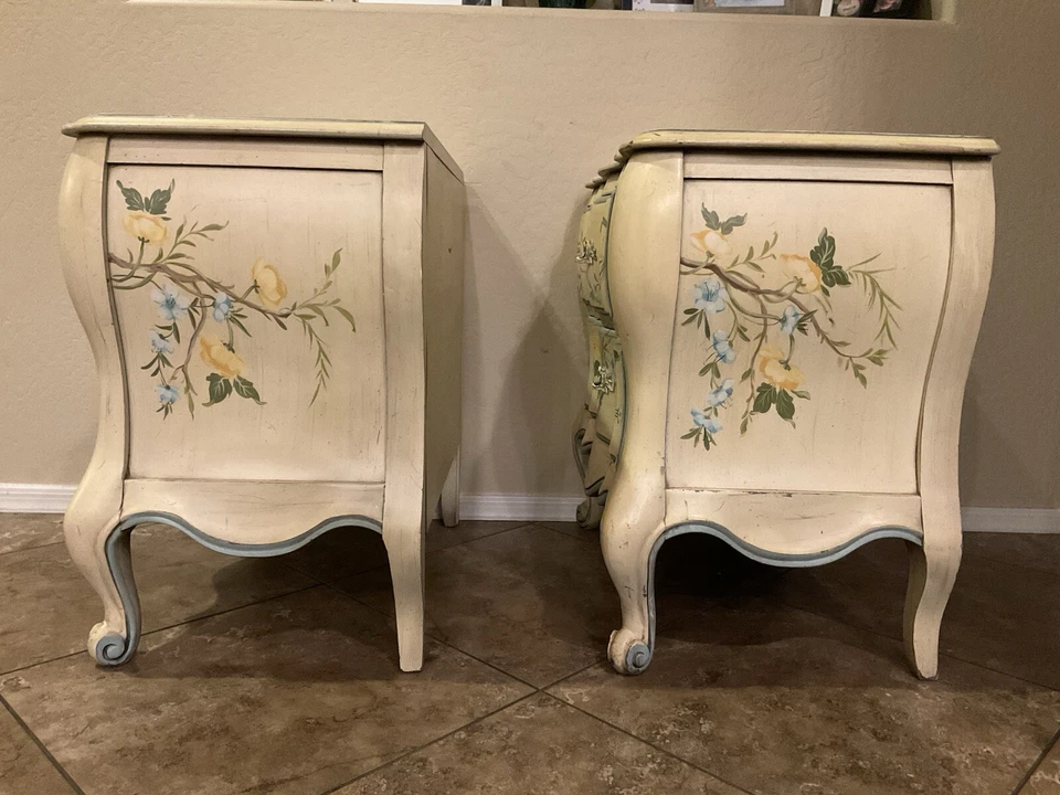 Francés provenzal, mesitas de noche, mesa auxiliar, pintado y firmado a mano Foto 2 de 4