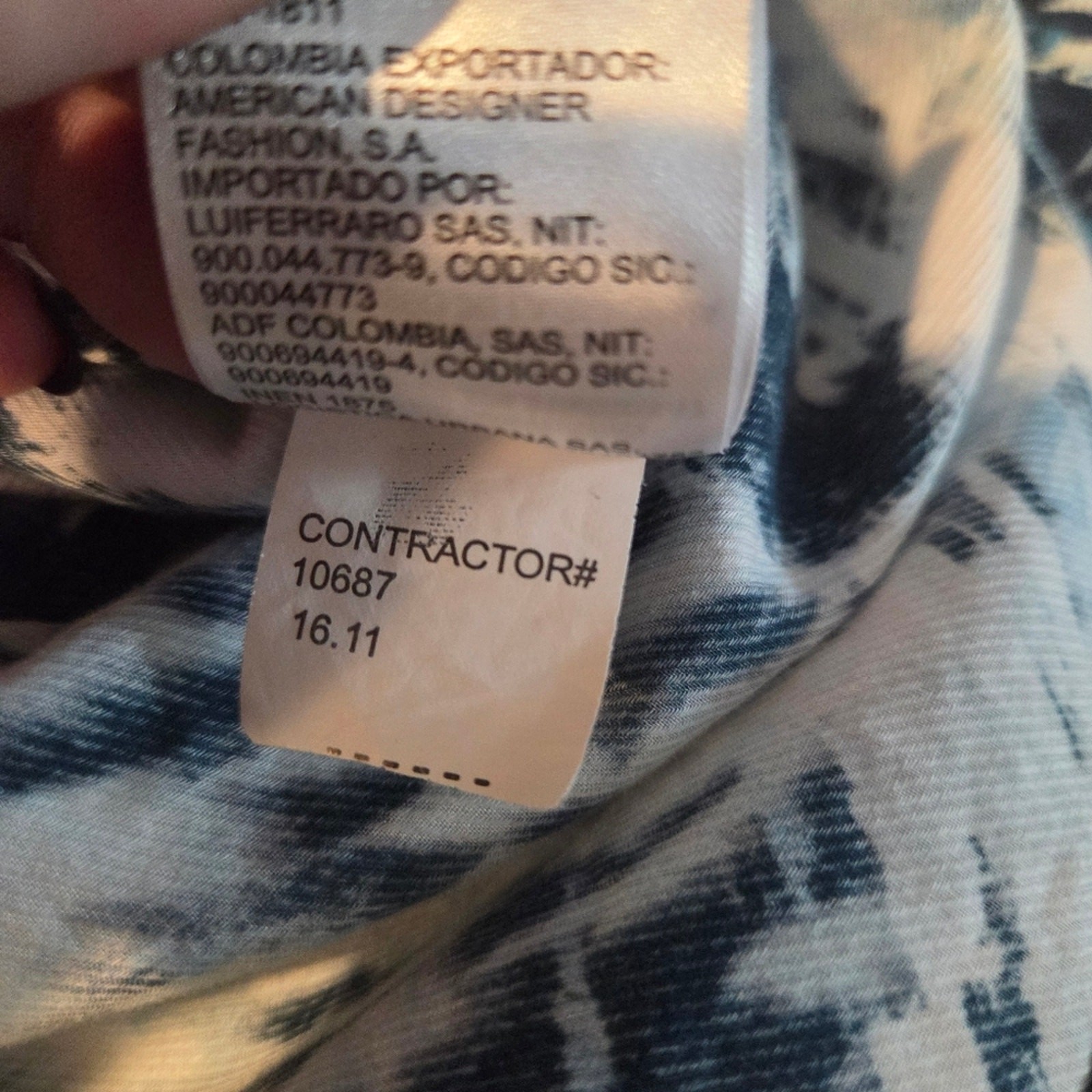 Calvin Klein LARGE Abstract Pattern Short Sleeve … - image 9