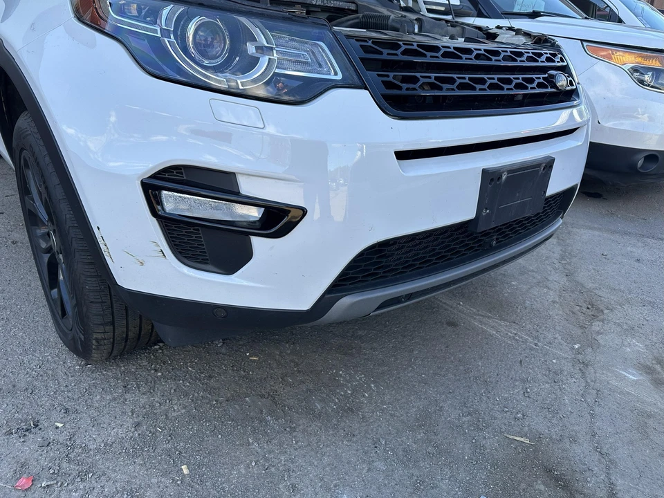 Used Front Bumper Assembly Front fits: 2017 Land rover Discovery sport w/surroun Foto 2 de 4