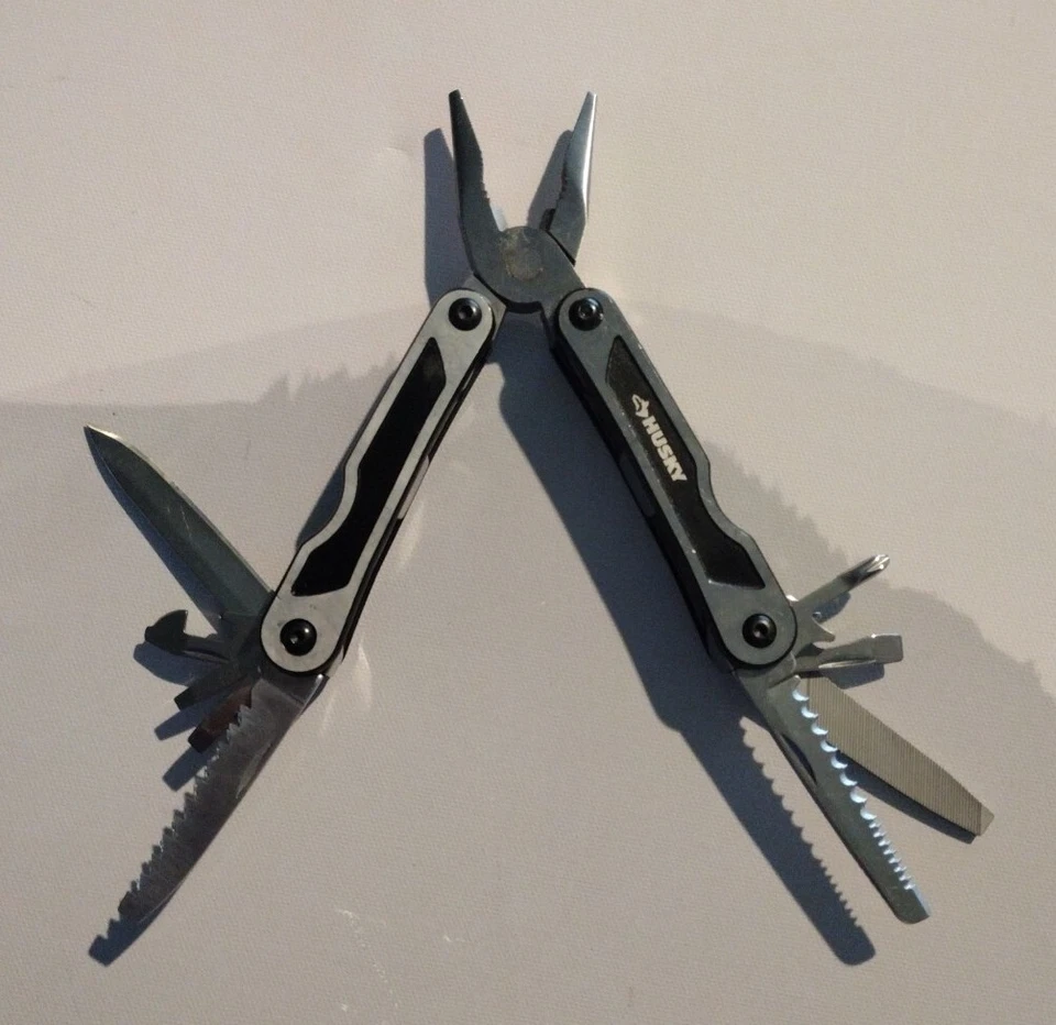 Multiherramienta HUSKY 13 en 1 de acero inoxidable tratada térmicamente en excelente estado Foto 3 de 4