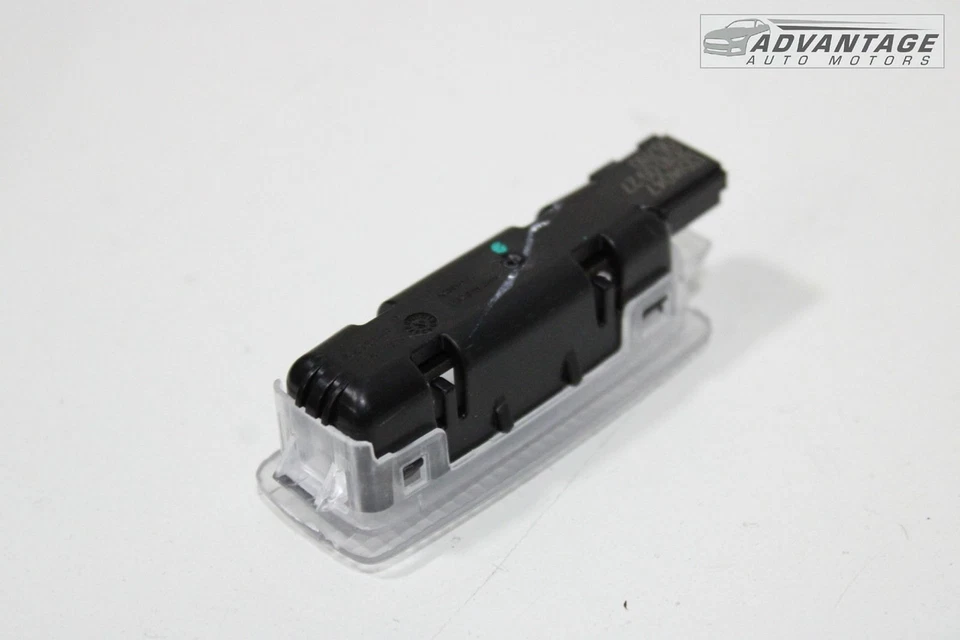 Chevrolet Blazer 2019-2024 puerta trasera izquierda maletero luz cortesía lámpara OEM Foto 3 de 4