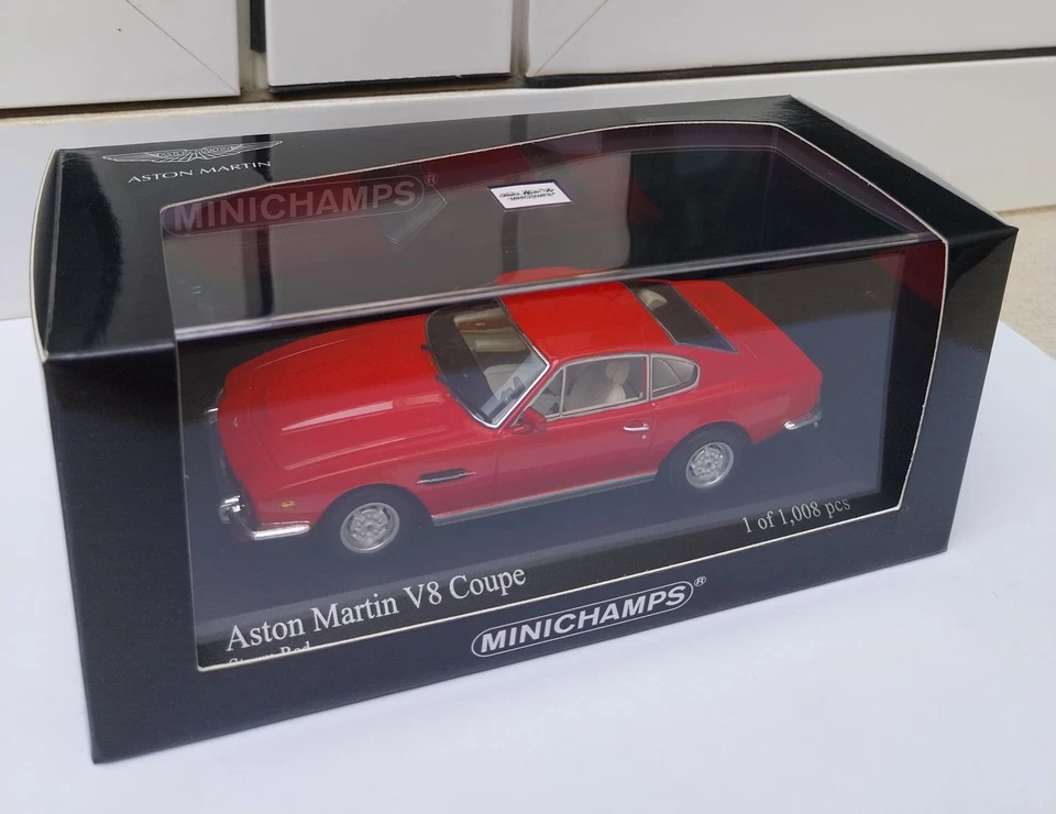 Aston Martin V8 2+2 1987 red Minichamps 400137721 MIB 1:43 db2 db4 db5 db6 dbs - Imagen 2 de 4