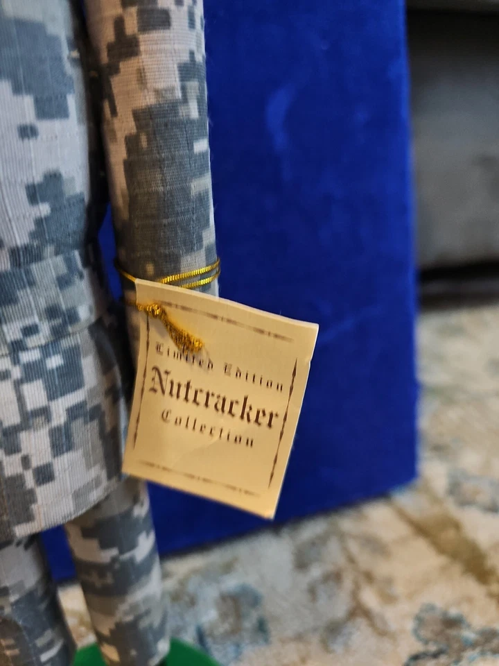 美国陆军迷彩士兵 2010 木制胡桃夹子 14 英寸高限量版 — 第 3/4 张图片