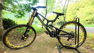 Santa Cruz DH Bike V10 – Fox 40 Factory Kashima, SAINT, DeeMax