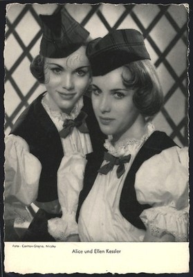 AK Die Musikerinnen Alice und Ellen Kessler mit Schiffchen auf dem Kopf 