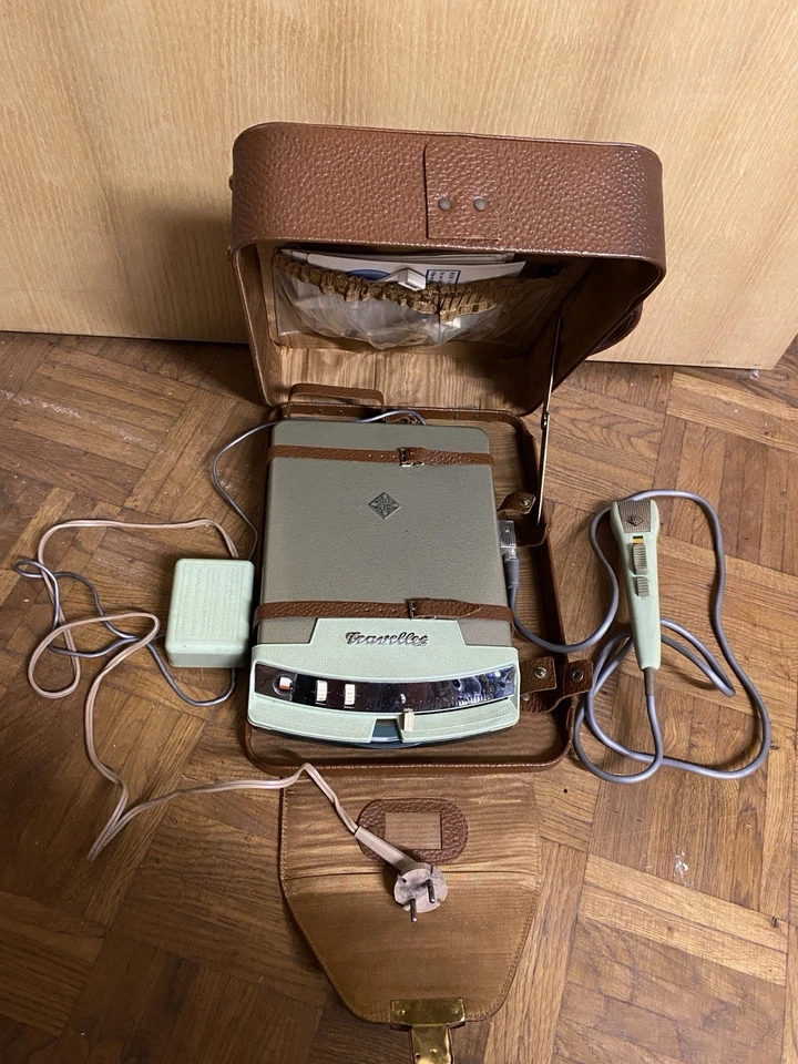 Traveller Tonbandgerät mit Mikrofon, Fußschalter und Koffer