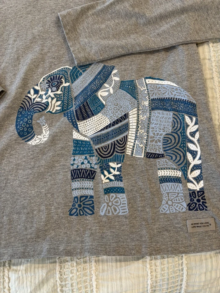 Camiseta trituradora Life is Good para mujer cuello en V manga larga Wild Life elefante azul Foto 2 de 4