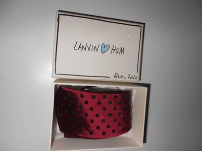 Lanvin x H&M Binder in Rot mit Schwarzen Punkten (2010) im Originalkarton