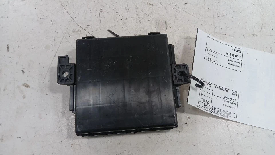 Buje receptor de bloqueo antirrobo ECM chasis debajo de la cubierta del paquete se adapta a Dodge Dart 13-16 Foto 2 de 4