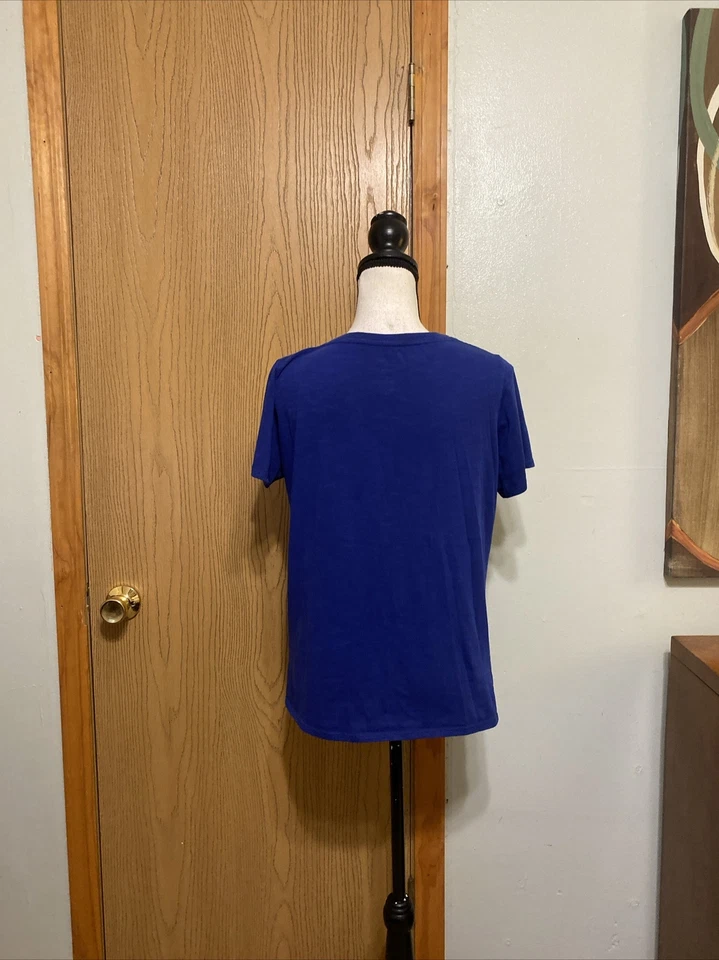 Nike "Detroit Pistons" Women's Medium Short Sleeve Graphic T-Shirt - EUC - Image 3 of 4