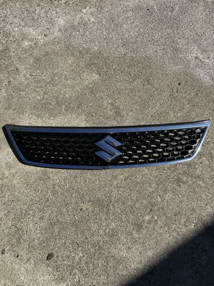 02-05 Suzuki Aerio Front Grill P3923 PS - Image 2 of 4