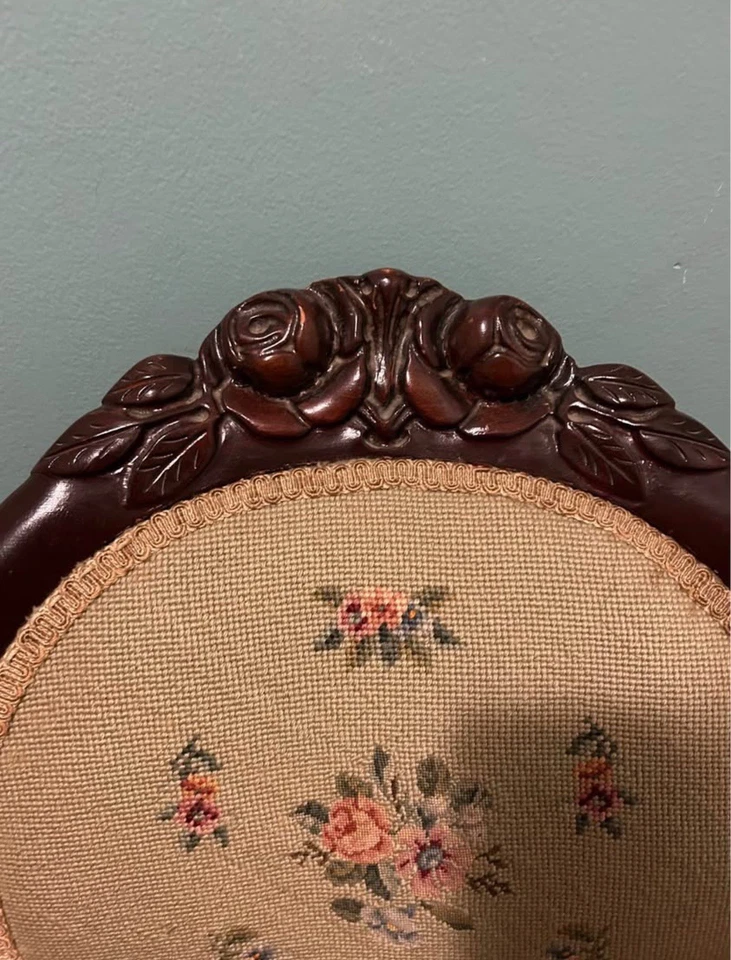 Пара антикварных стульев в викторианском стиле из резного дерева с цветочной обивкой - Изображение 3 из 4