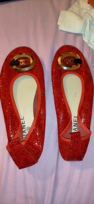Magnifique paire de mocassins femme écailles vernissées rouge CHANEL pointure 43 - Photo 1/4