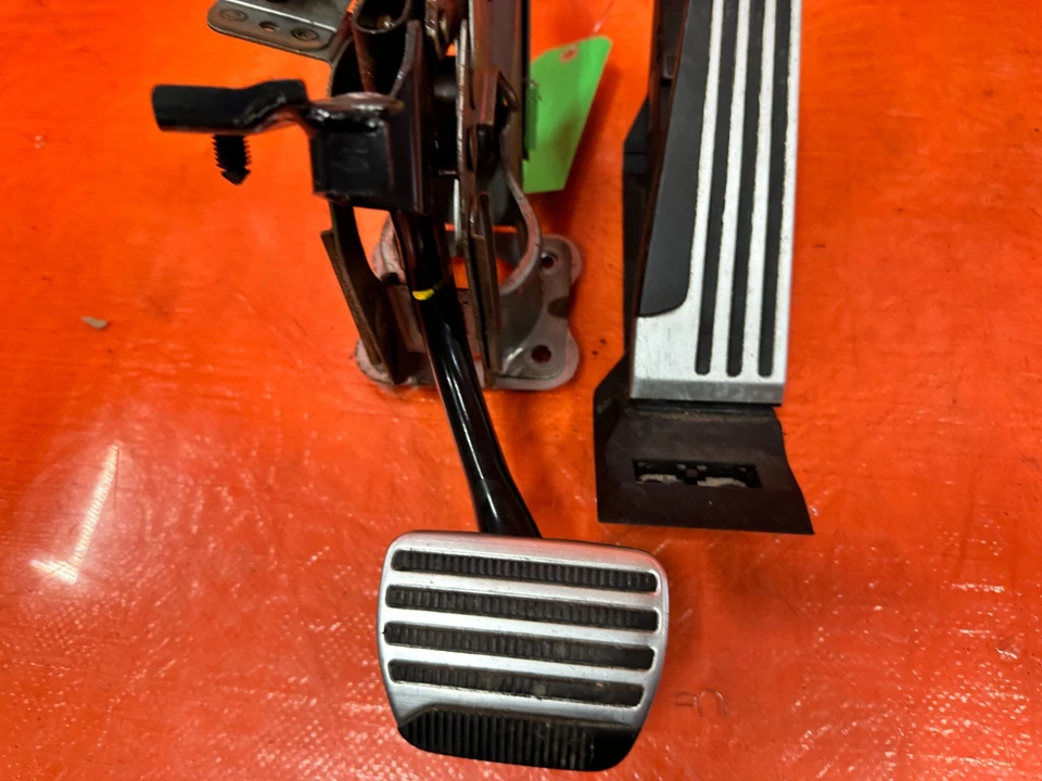 08-15 INFINITI G37 & Q60 - CUPÉ 2D - MOLDURA DEPORTIVA ALUMINIO - PEDAL GASOLINA Y FRENO Foto 4 de 4